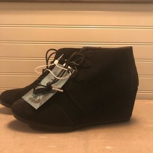 9.5 brand new Toms wedges